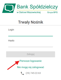 Formularz logowania z czerwoną strzałką wskazującą na link „Pierwsze logowanie”.