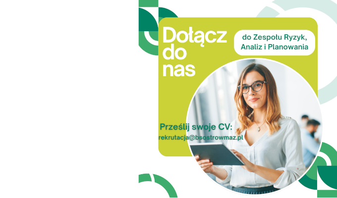 Zdjęcie typu zbliżenie przedstawiające osobę w błękitnej koszuli, która pisze żółtym ołówkiem w notesie. Obok na białym biurku stoi otwarty laptop, a w tle widać małą roślinę w doniczce.