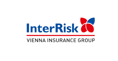 Logo InterRisk, z napisem "InterRisk" w kolorze niebieskim, czerwoną linią pod spodem i napisem "VIENNA INSURANCE GROUP" poniżej linii. Po prawej stronie napisu "InterRisk" znajduje się grafika złożona z dwóch zachodzących na siebie kształtów, jednego czerwonego i jednego niebieskiego, przypominających stylizowane liście lub płatki.