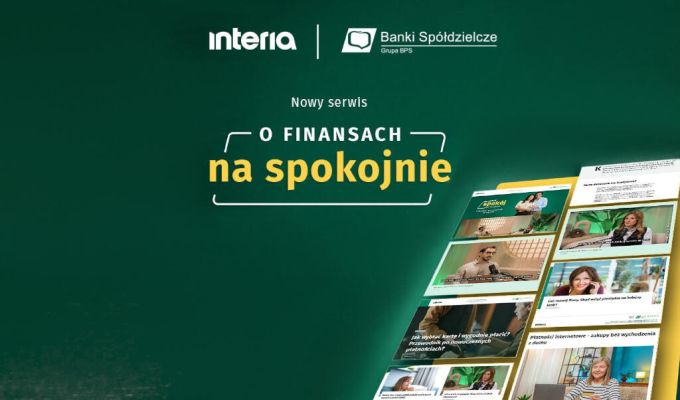 Grupa pięciu profesjonalistów stojących przed nowoczesnym domem jednorodzinnym. Na zdjęciu znajdują się doradca finansowy, lekarka, strażak, policjantka oraz agent nieruchomości. Wszyscy uśmiechają się i patrzą w obiektyw, symbolizując zaufanie, bezpieczeństwo i wsparcie w procesie zakupu lub finansowania nieruchomości. W tle widoczny jest zadbany ogród oraz nowoczesny budynek w słoneczny dzień.