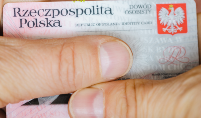 Dłonie trzymające polski dowód osobisty, na którym widnieje napis „Rzeczpospolita Polska”, godło państwowe oraz oznaczenie „DOWÓD OSOBISTY / IDENTITY CARD”. W górnej części grafiki umieszczono logotyp Banku Spółdzielczego w Ostrowi Mazowieckiej z hasłem „Jestem Twoim Bankiem”.