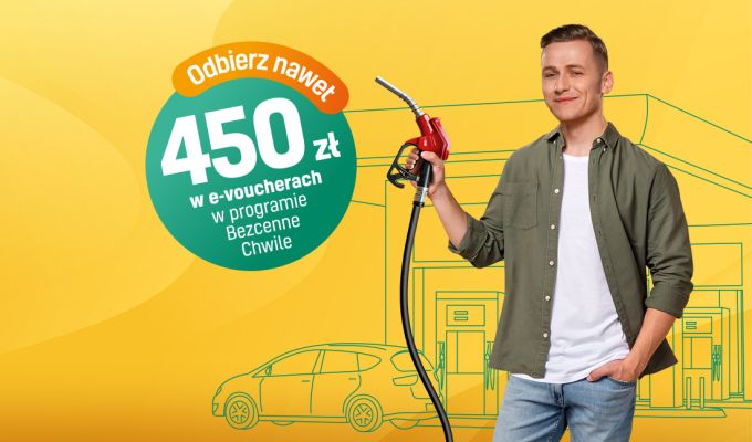 Na ilustracji widoczny jest uśmiechnięty, młody mężczyzna trzymający w prawej ręce pistolet do tankowania paliwa. Mężczyzna ubrany jest w oliwkową koszulę i szare spodnie. W tle widać minimalistyczny rysunek stacji paliw i samochodu. Powyżej znajduje się tekst w języku polskim, który mówi: "Bonusowe piątki na każdej stacji paliw. Odbierz nawet 450 zł w e-voucherach w programie Bezcenne Chwile." Na dole po prawej stronie widoczny jest przycisk z napisem "SPRAWDŹ >". Na samej górze umieszczone jest logo Grupy BPS.