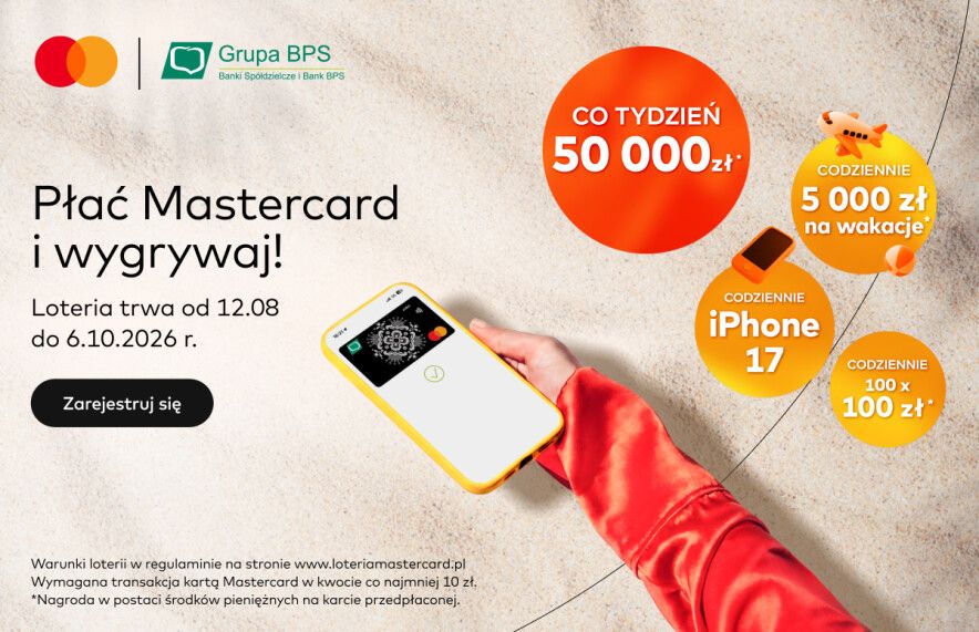 Baner reklamowy loterii Grupy BPS i Mastercard z hasłem „Płać Mastercard i wygrywaj!”, trwającej od 12.08 do 6.10.2026 r. Po lewej stronie umieszczono logotypy organizatorów, treść główną, przycisk „Zarejestruj się” oraz drobnym drukiem warunki promocji. W centrum widoczna jest dłoń trzymająca smartfon w żółtym etui, którym wykonywana jest płatność zbliżeniowa. Po prawej stronie wymieniono nagrody w pomarańczowych i żółtych kołach: co tydzień 50 000 zł, codziennie 5 000 zł na wakacje, codziennie iPhone 17 oraz codziennie 100 x 100 zł.