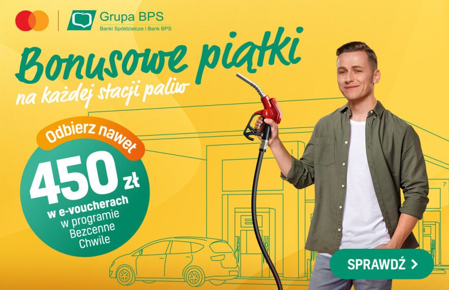  Na ilustracji widoczny jest uśmiechnięty, młody mężczyzna trzymający w prawej ręce pistolet do tankowania paliwa. Mężczyzna ubrany jest w oliwkową koszulę i szare spodnie. W tle widać minimalistyczny rysunek stacji paliw i samochodu. Powyżej znajduje się tekst w języku polskim, który mówi: "Bonusowe piątki na każdej stacji paliw. Odbierz nawet 450 zł w e-voucherach w programie Bezcenne Chwile." Na dole po prawej stronie widoczny jest przycisk z napisem "SPRAWDŹ >". Na samej górze umieszczone jest logo Grupy BPS.