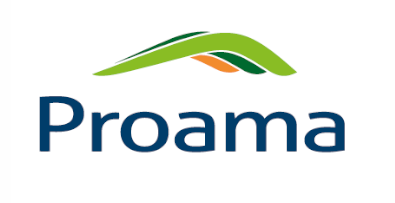 Logo Proama – niebieski napis „Proama” pod stylizowanym łukiem z trzech pasów w kolorach zielonym, pomarańczowym i ciemnozielonym, przypominających falę lub dach.